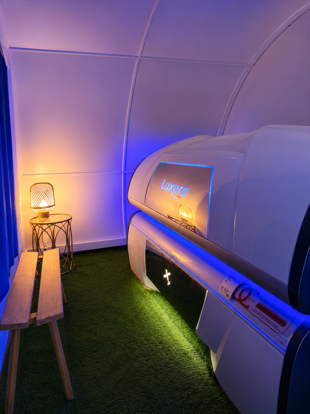 Solarierum med en liggande Luxura X7 i blå och varm belysning