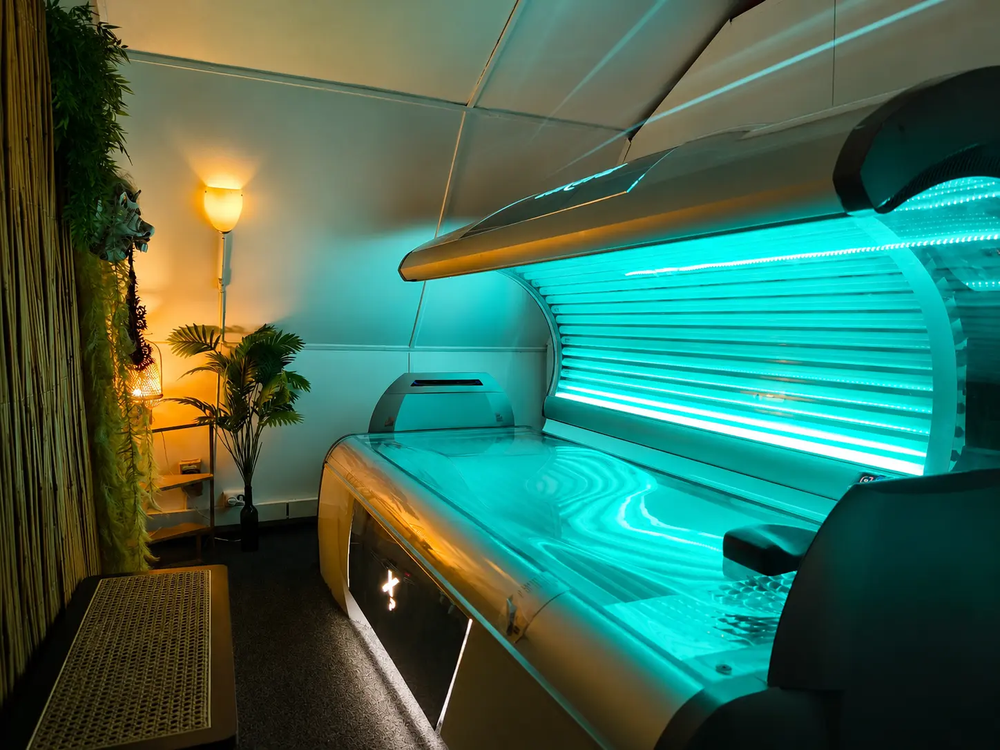 Rummet Bali med ett liggande Luxura X7-solarium på Solportalen i Uppsala