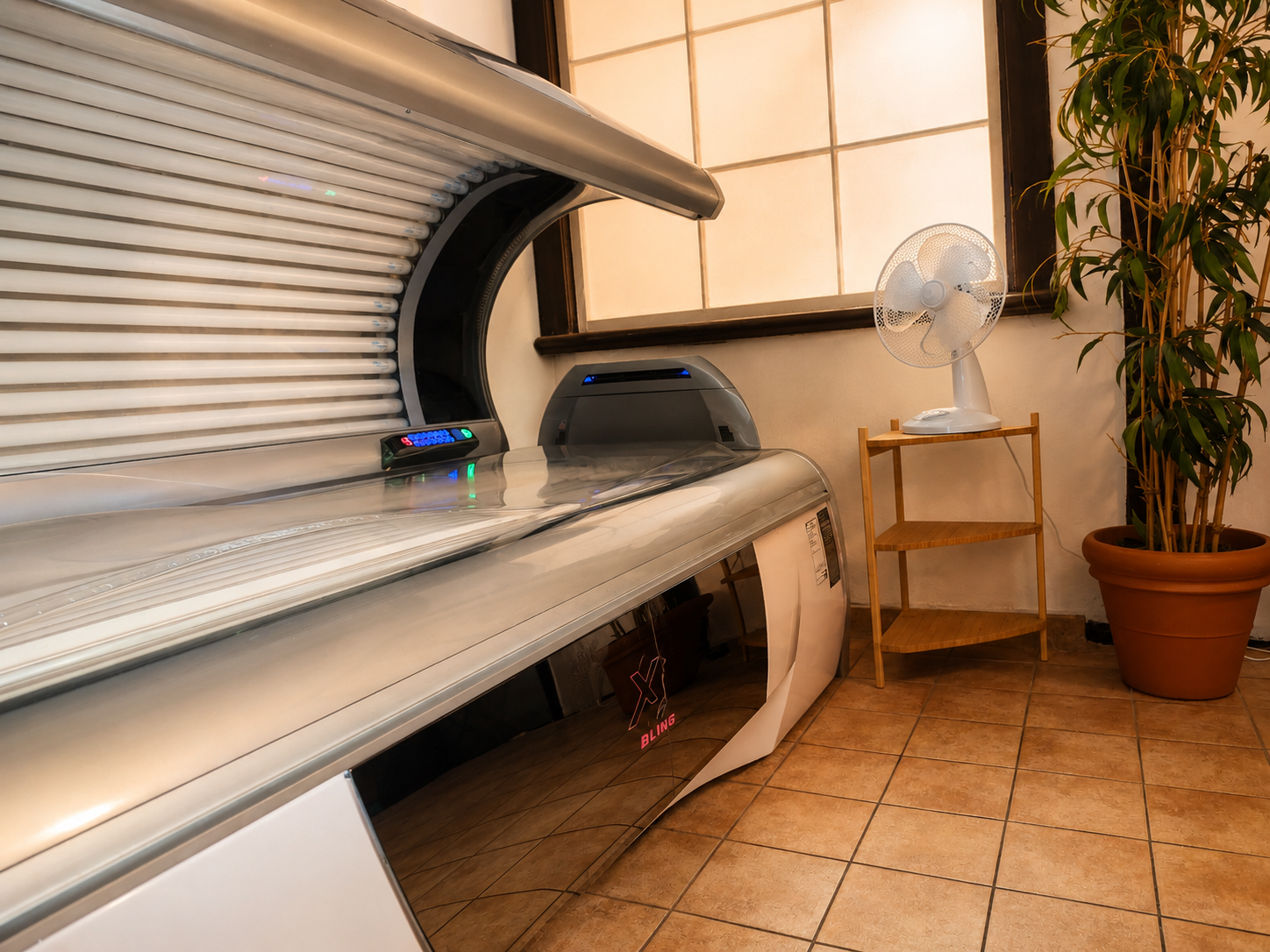 Rummet Tunisia med ett liggande solarium intill fönstret på Solportalen i Uppsala
