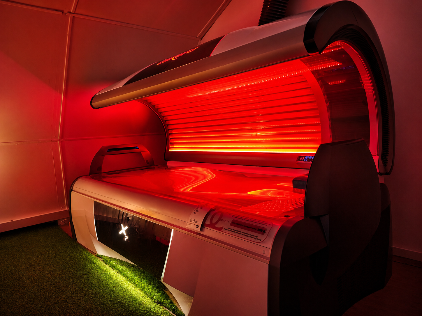 Rödbelyst solarium på Solportalen i Uppsala